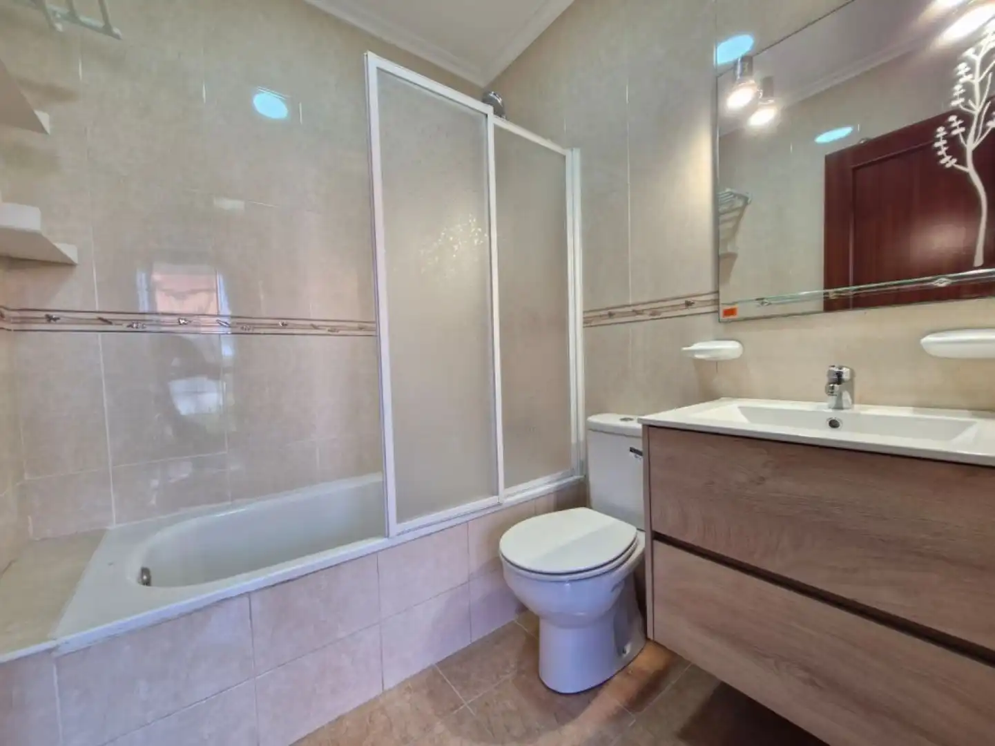 Badezimmer von Einfamilien-Reihenhaus zur Miete in Polanco mit Heizung, Privatgarten und Terrasse