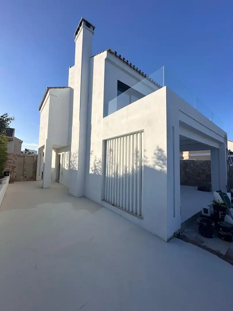 Vista exterior de Casa o xalet en venda en Estepona amb Aire condicionat, Calefacció i Jardí privat