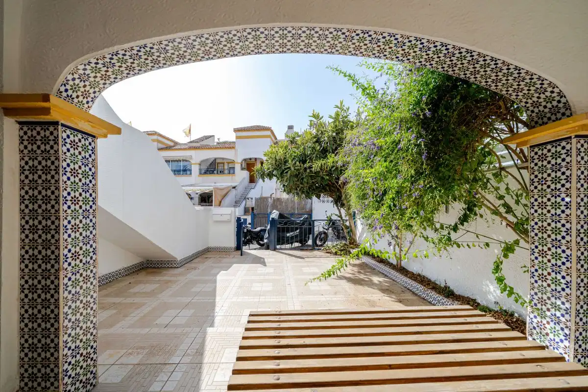 Terrasse von Erdgeschoss zum Verkauf in Santa Pola mit Heizung, Privatgarten und Terrasse