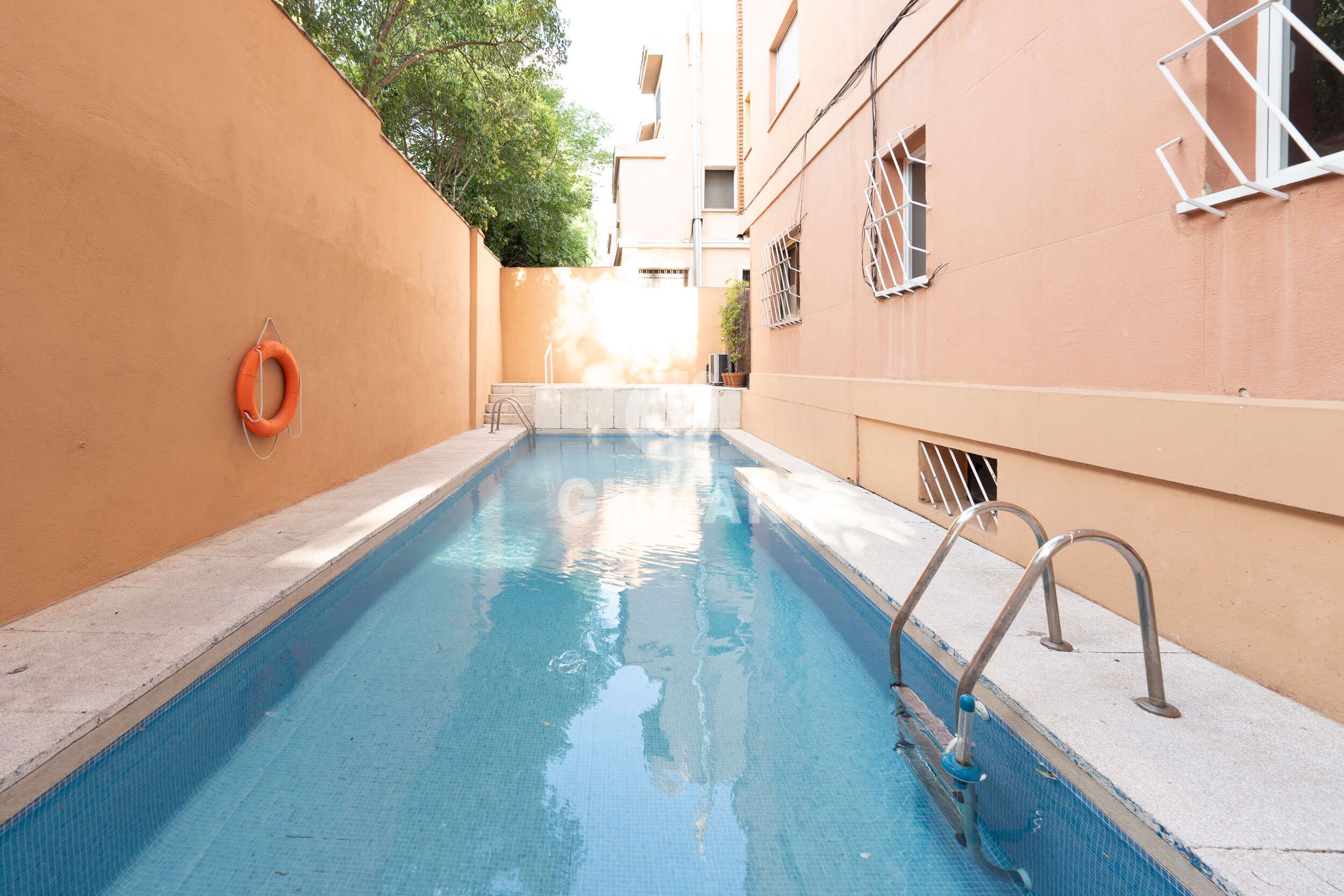 Piscina de Piso en venta en  Madrid Capital con Calefacción, Jardín privado y Trastero