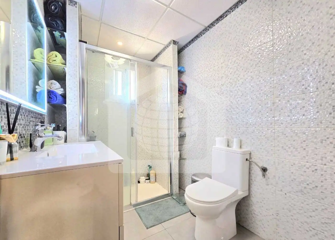 Baño de Piso en venta en Málaga con Aire acondicionado