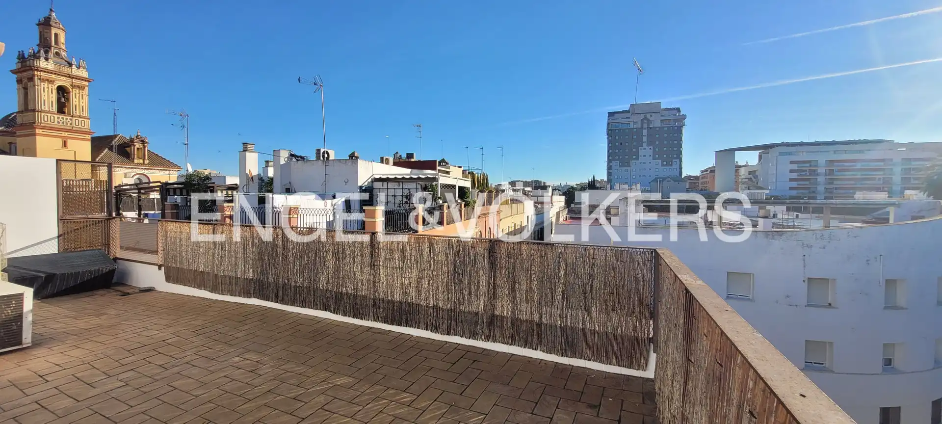 Außenansicht von Maisonette zur Miete in Sevilla mit Klimaanlage, Heizung und Balkon