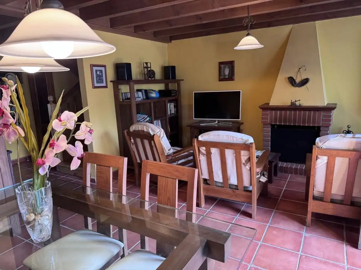 Sala de estar de Casa adosada en venta en Llanes con Calefacción, Jardín privado y Terraza