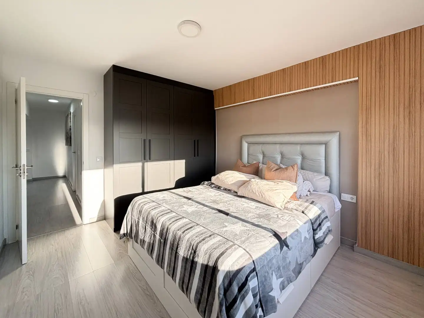 Bedroom of Flat for sale in Valencia  with Air Conditioner, Furnished and Balcony
