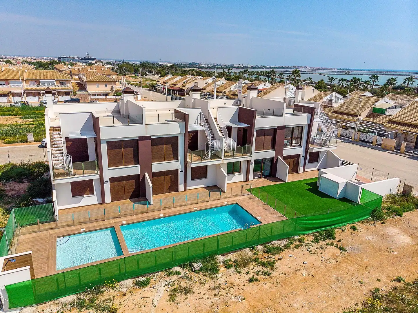 Vista exterior de Casa o chalet en venta en San Pedro del Pinatar con Terraza y Piscina comunitaria