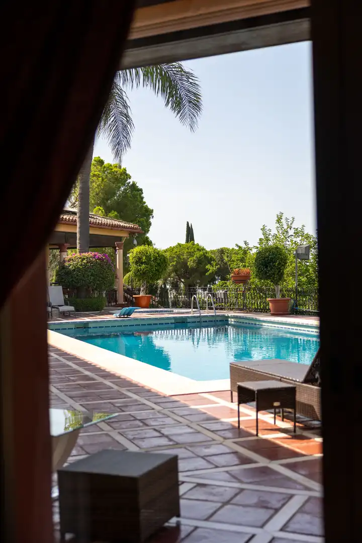 Schwimmbecken von Country house zum Verkauf in Benahavís mit Terrasse und Möbliert