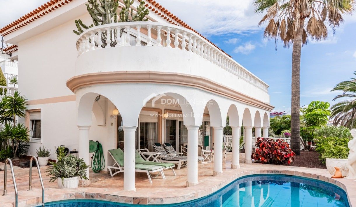 Vista exterior de Casa o xalet en venda en Arona amb Terrassa, Piscina i Moblat