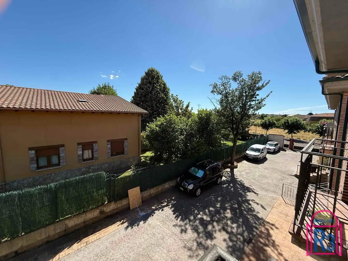 Vista exterior de Casa adosada en venta en Onzonilla con Calefacción