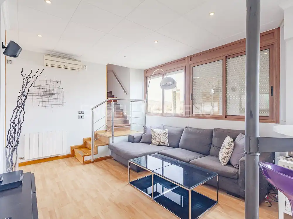 Wohnzimmer von Dachboden zum Verkauf in Barcelona mit Klimaanlage, Heizung und Terrasse