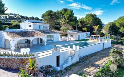 Vista exterior de Casa o xalet en venda en Jávea / Xàbia amb Aire condicionat, Calefacció i Jardí privat