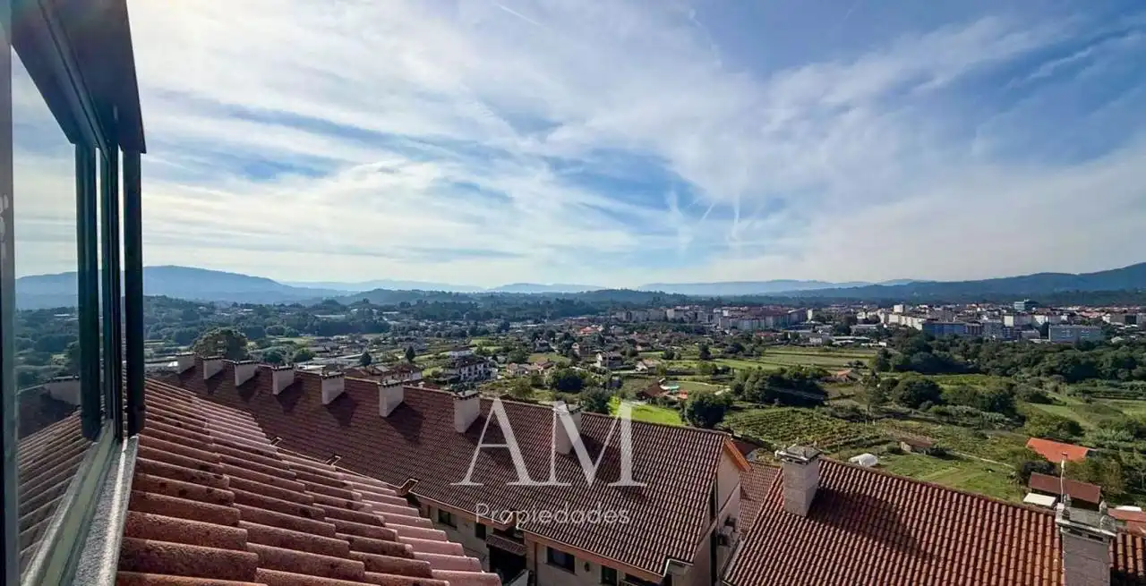 Vista exterior de Casa o xalet en venda en Ponteareas amb Calefacció, Jardí privat i Terrassa