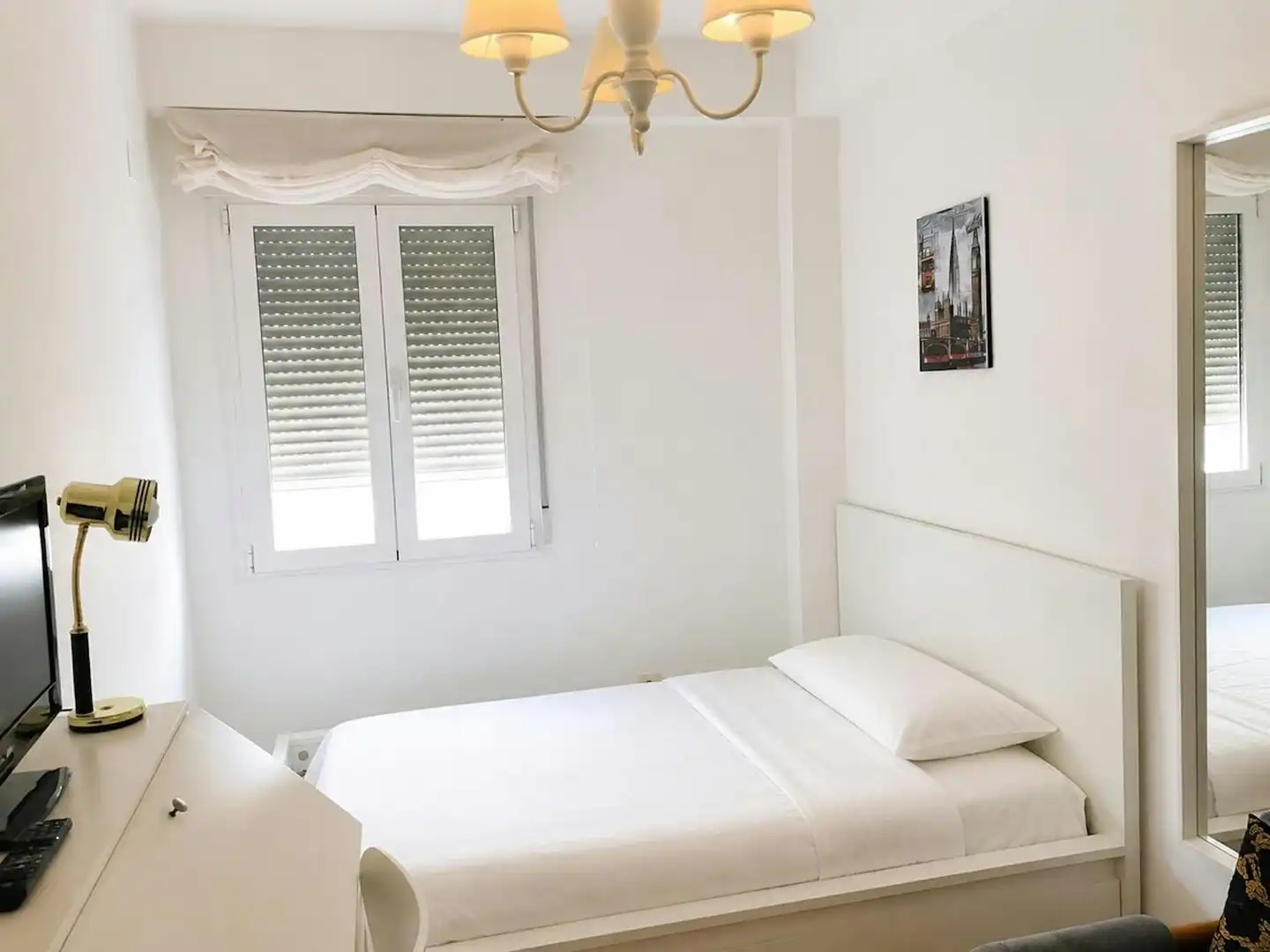 Bedroom of Flat for rent in Madrid  with Air Conditioner, Heating and Washing machine