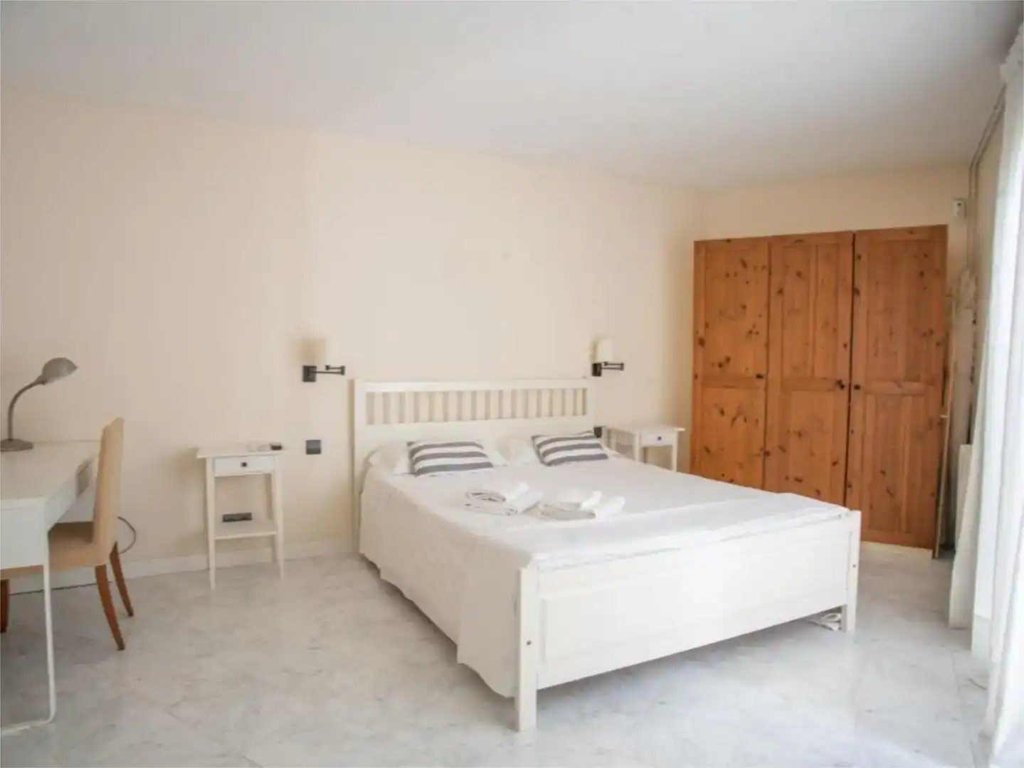 Dormitori de Casa adosada de lloguer en Sitges amb Aire condicionat, Jardí privat i Piscina