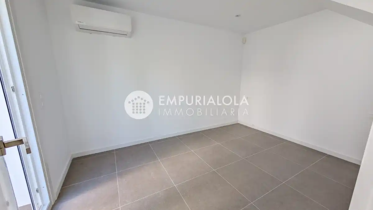 Houses for sale in Roses  with Air Conditioner and Private garden