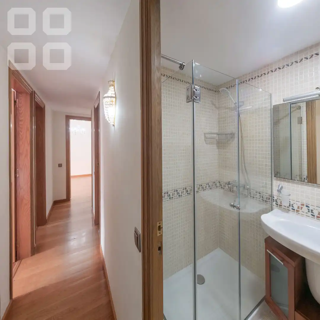 Baño de Piso en venta en L'Hospitalet de Llobregat con Parquet, Terraza y Balcón