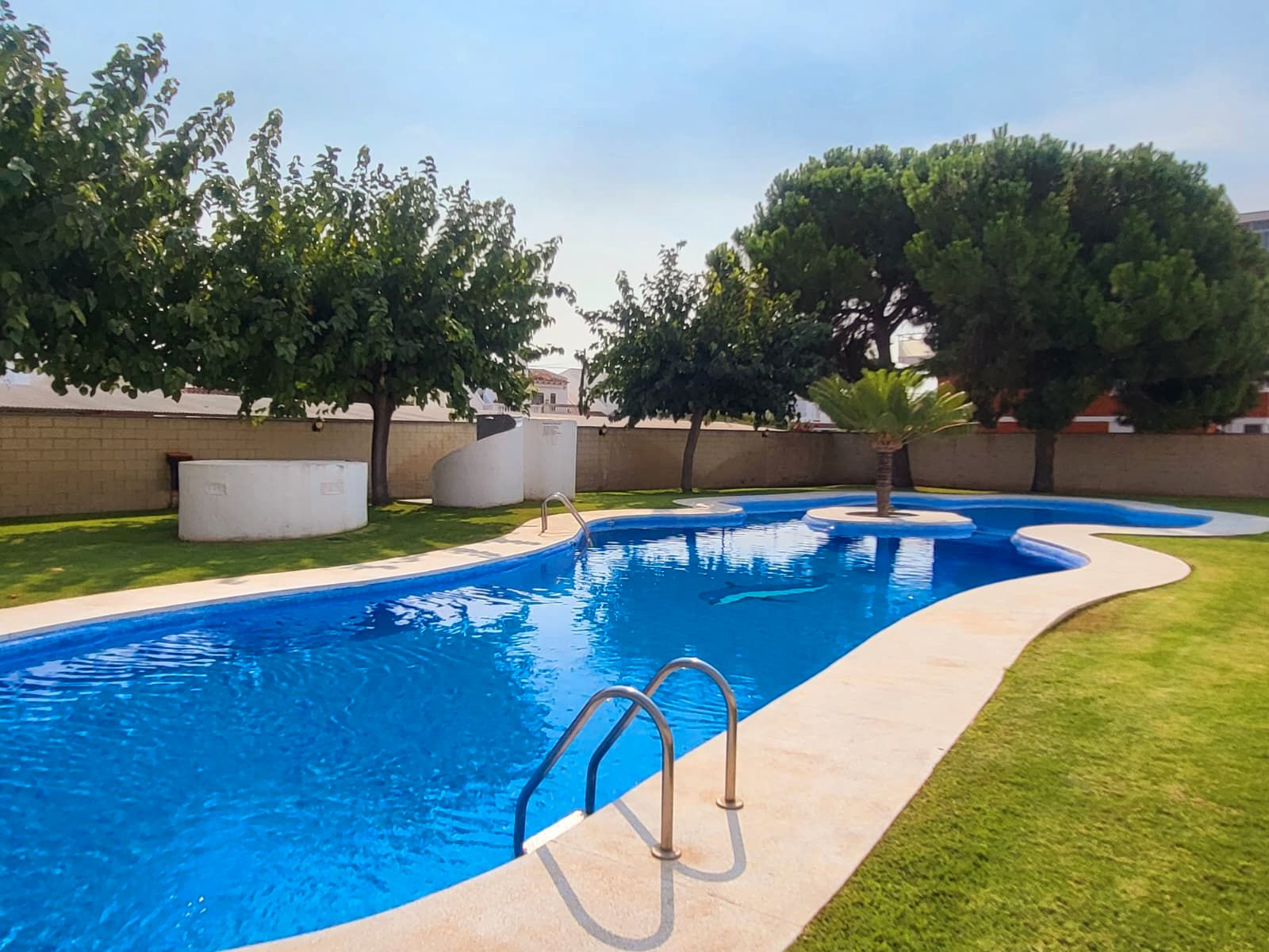 Piscina de Casa adosada en venda en Creixell amb Aire condicionat, Terrassa i Moblat