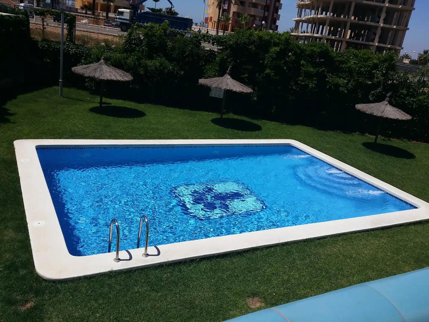 Piscina de Apartament en venda en La Manga del Mar Menor amb Aire condicionat, Calefacció i Terrassa