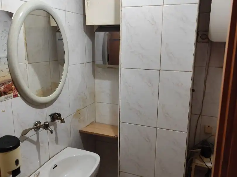 Bany de Local de lloguer en Alcalá de Henares amb Aire condicionat