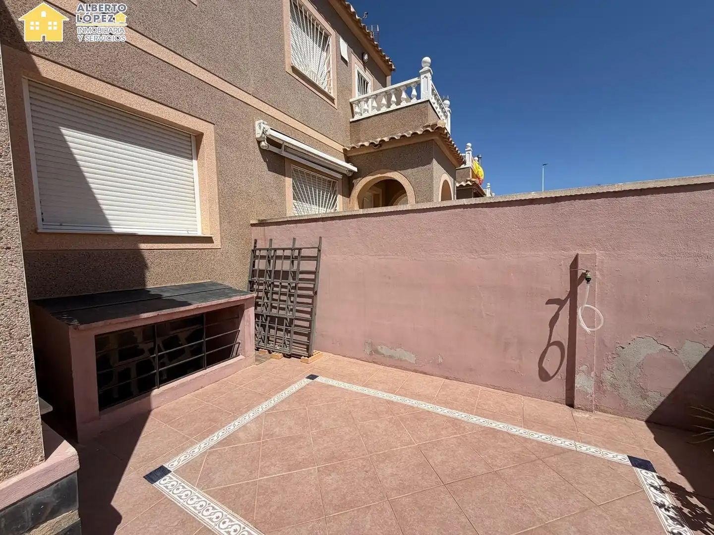 Vista exterior de Casa o chalet de alquiler en Santa Pola con Terraza, Amueblado y Alarma