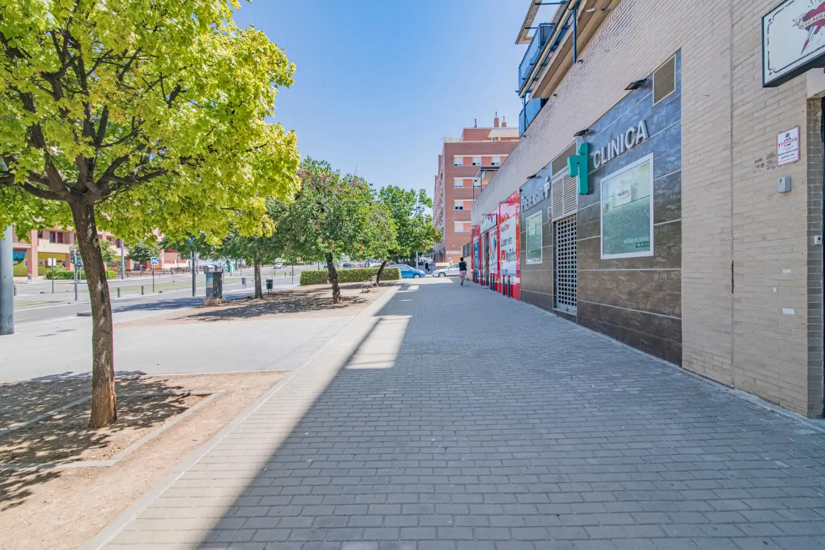 Vista exterior de Local en venda en Granada amb Aire condicionat