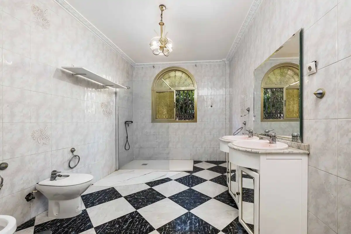 Baño de Casa adosada en venta en Sevilla con Calefacción
