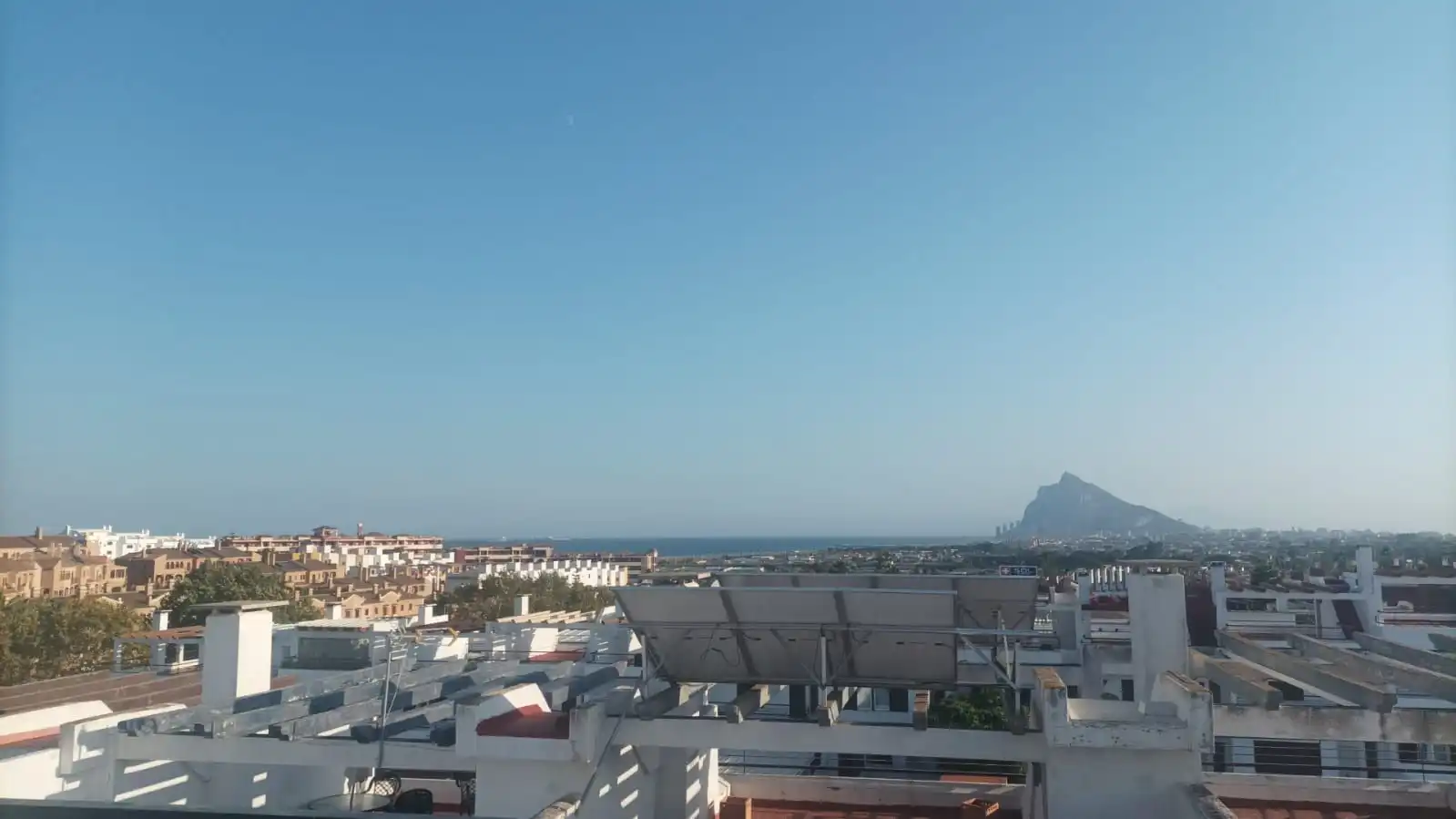 Vista exterior de Casa adosada en venda en La Línea de la Concepción amb Aire condicionat, Jardí privat i Terrassa