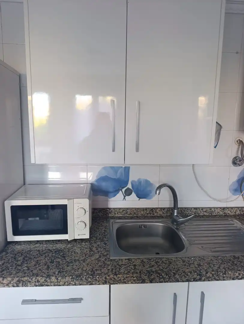 Cuina de Apartament de lloguer en Melilla amb Moblat, Forn i Microones
