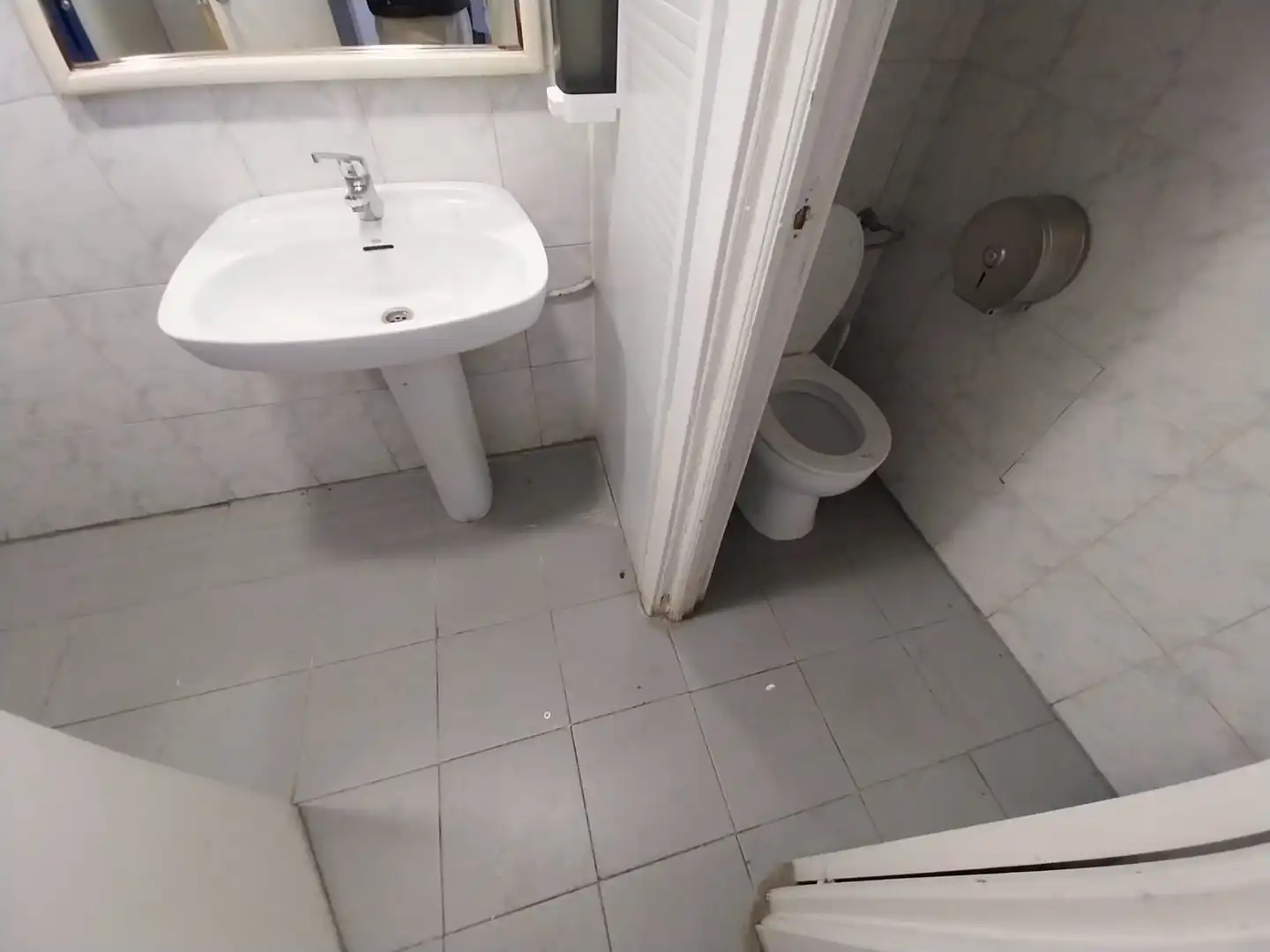 Baño de Local de alquiler en Madrid con Aire acondicionado y Calefacción
