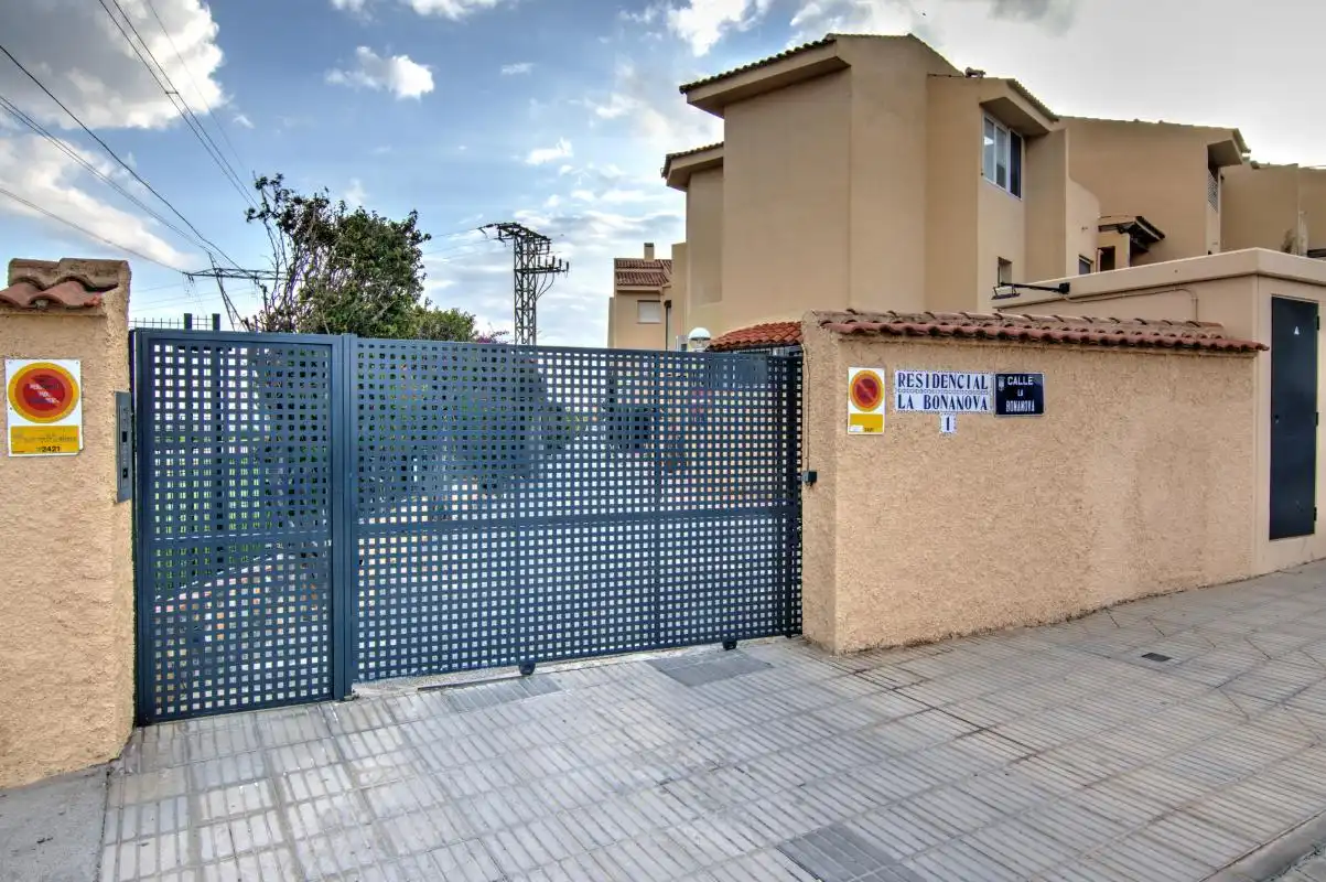 Vista exterior de Casa adosada en venda en San Vicente del Raspeig / Sant Vicent del Raspeig amb Aire condicionat, Calefacció i Jardí privat