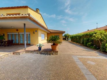 Casa amb jardí en venda a Vall-llobrega