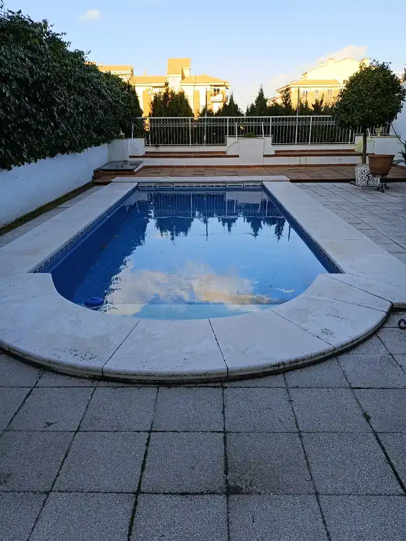 Piscina de Casa adosada en venda en Jaén amb Piscina, Moblat i Balcó