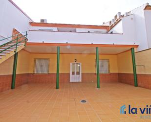 Vista exterior de Casa o xalet en venda en Humilladero amb Aire condicionat, Terrassa i Traster