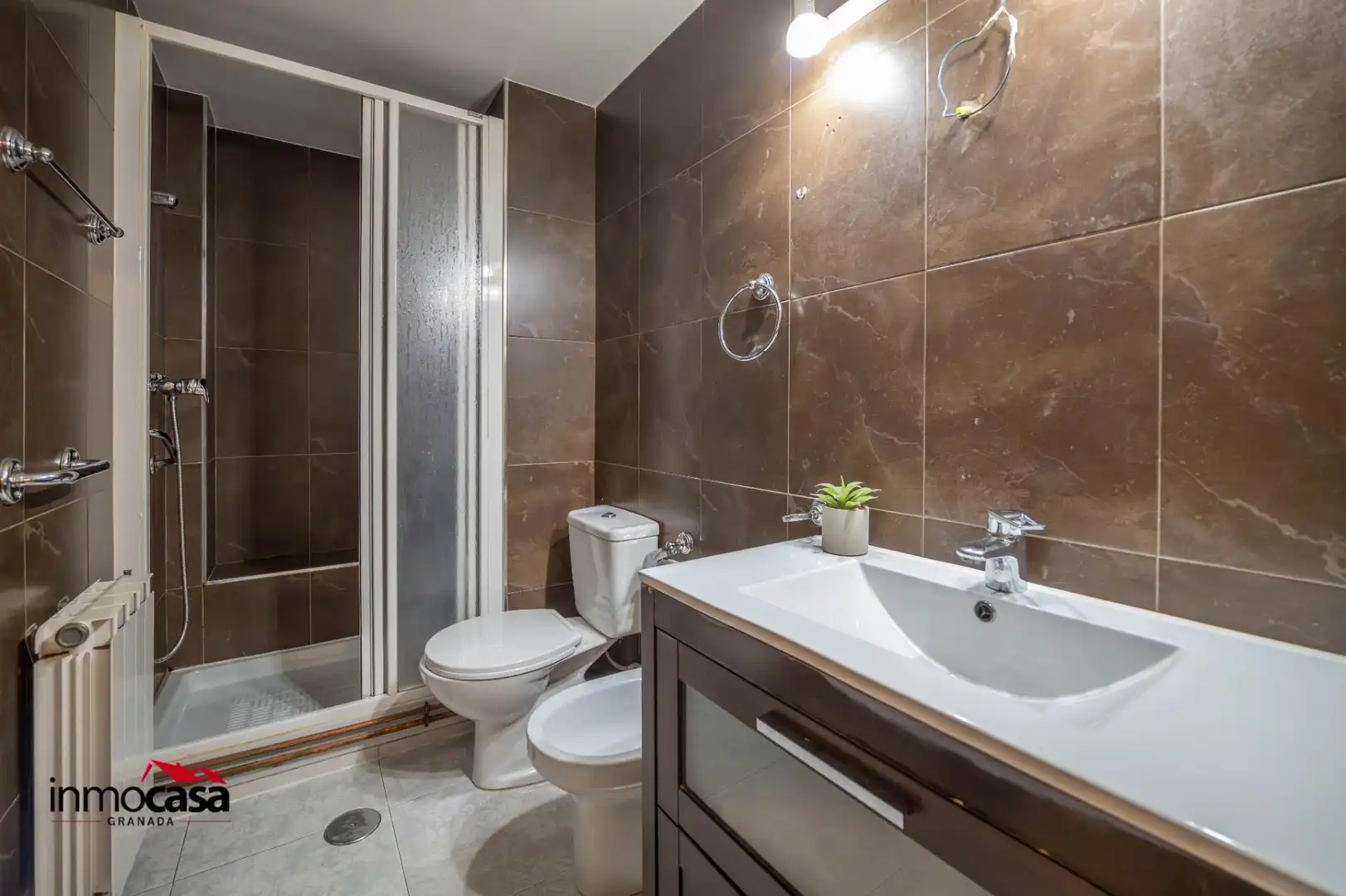 Bathroom of Flat for sale in Granada  with Air Conditioner, Heating and Balcony