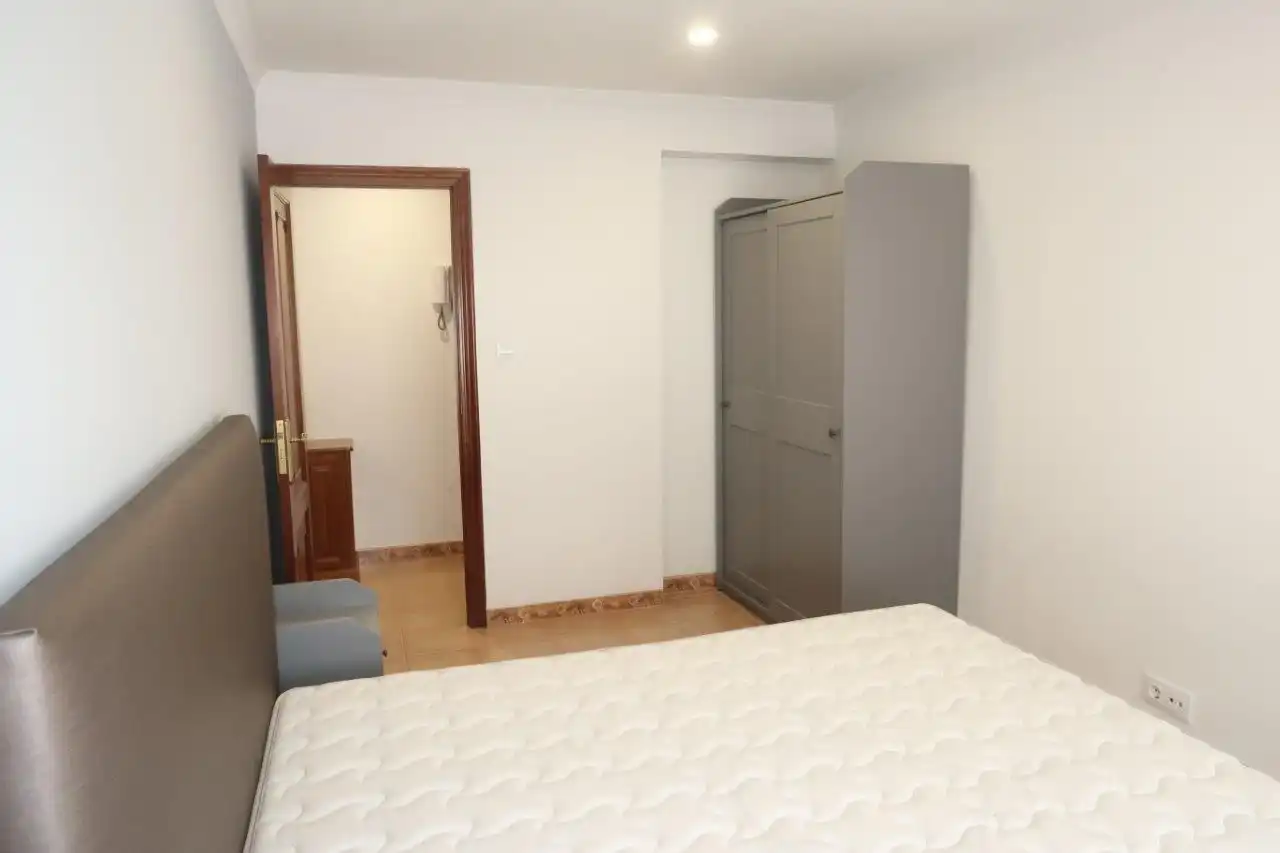 Schlafzimmer von Wohnung zur Miete in A Coruña Capital  mit Heizung und Möbliert