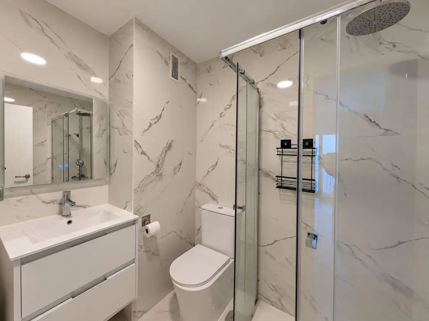 Badezimmer von Wohnung zum Verkauf in Madrid mit Klimaanlage, Heizung und Terrasse