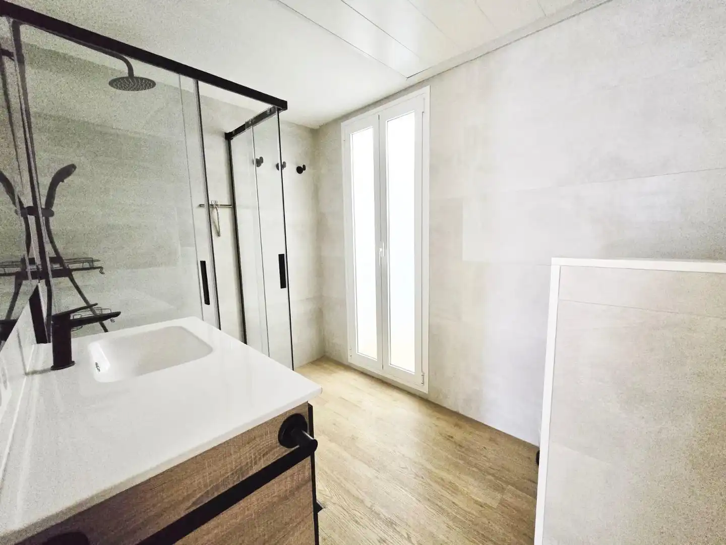 Bathroom of Flat for rent in Valencia  with Parquet flooring and Terrace