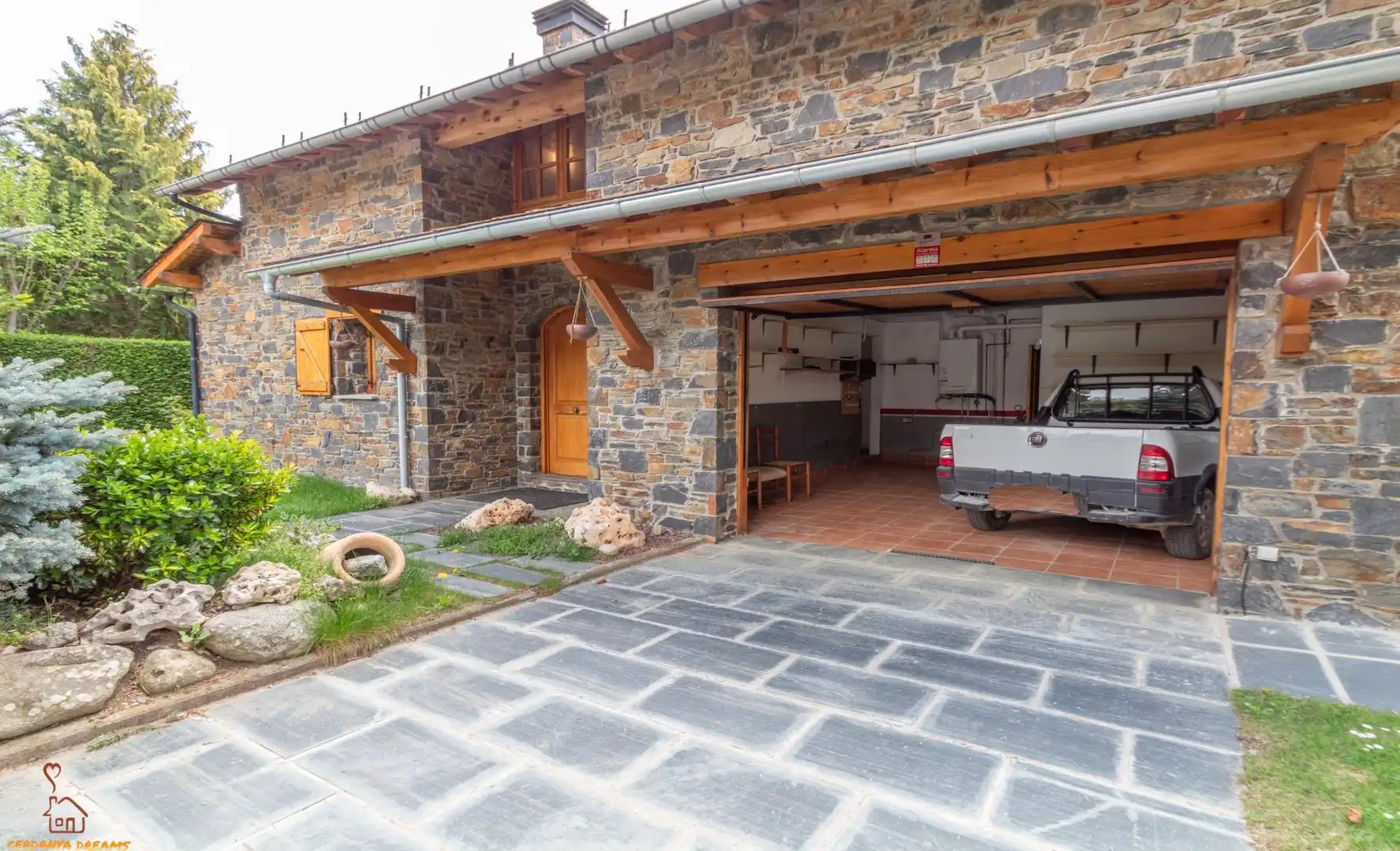 Aparcament de Casa o xalet en venda en Llívia amb Calefacció, Jardí privat i Parquet