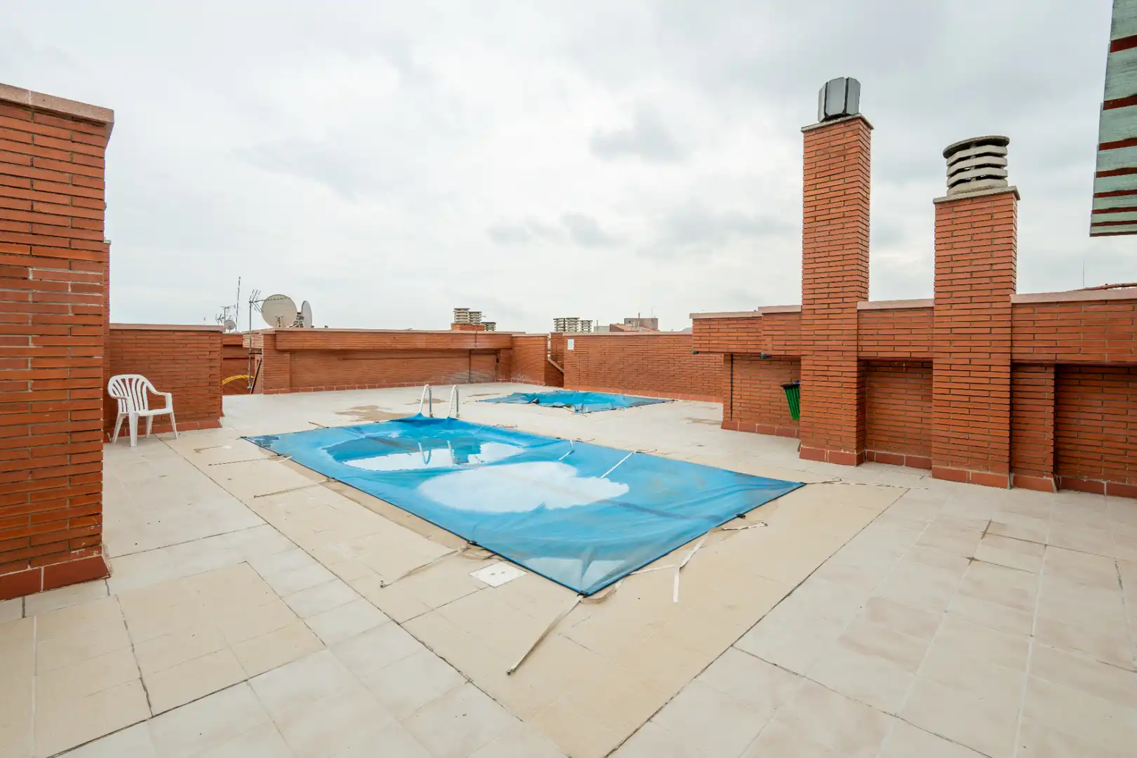 Swimming pool of Flat for sale in Gràcia