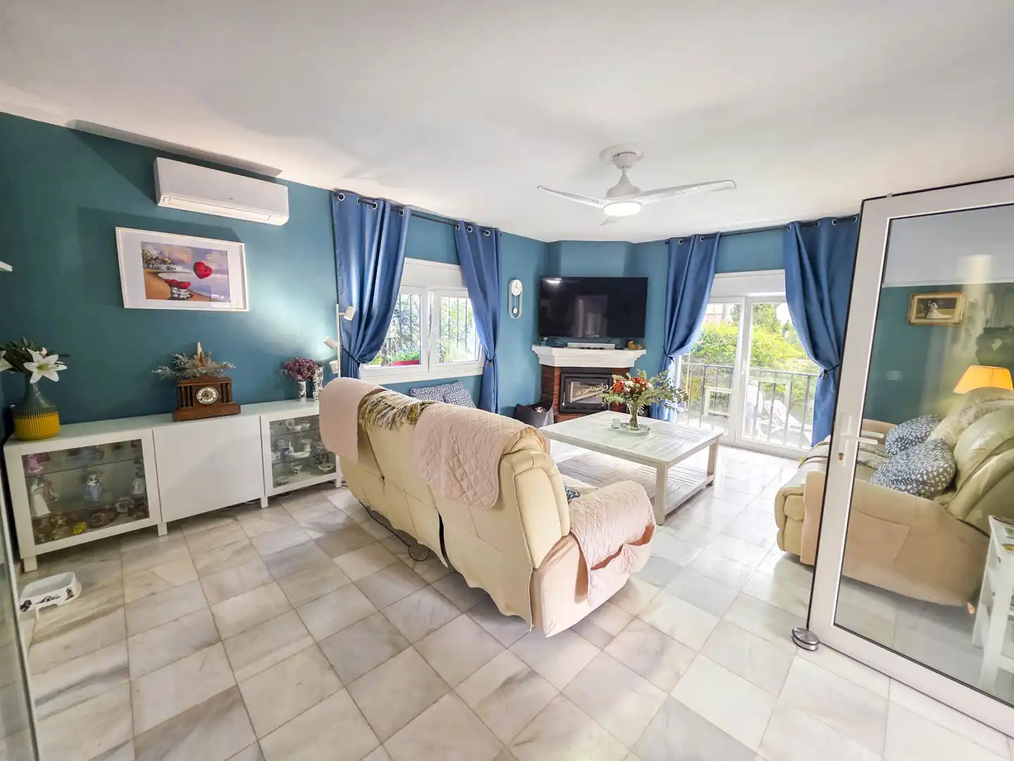 Living room of Houses for sale in Manilva  with Air Conditioner, Private garden and Terrace
