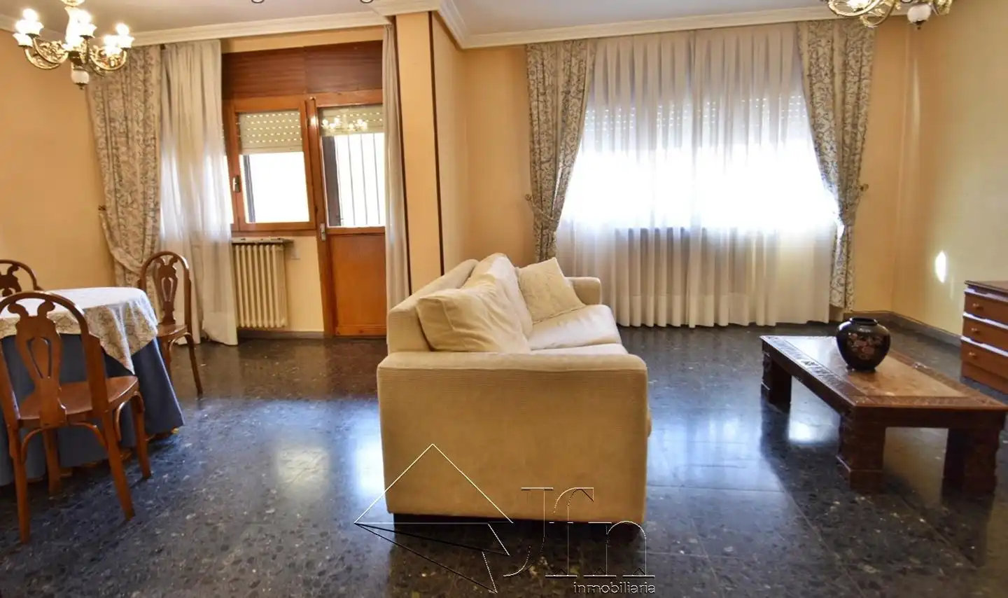 Wohnzimmer von Einfamilien-Reihenhaus zum Verkauf in Íscar mit Heizung und Balkon