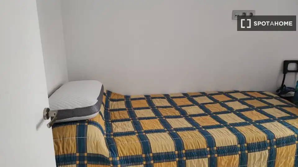 Bedroom of Flat for share in Barcelona  with Air Conditioner, Heating and Furnished