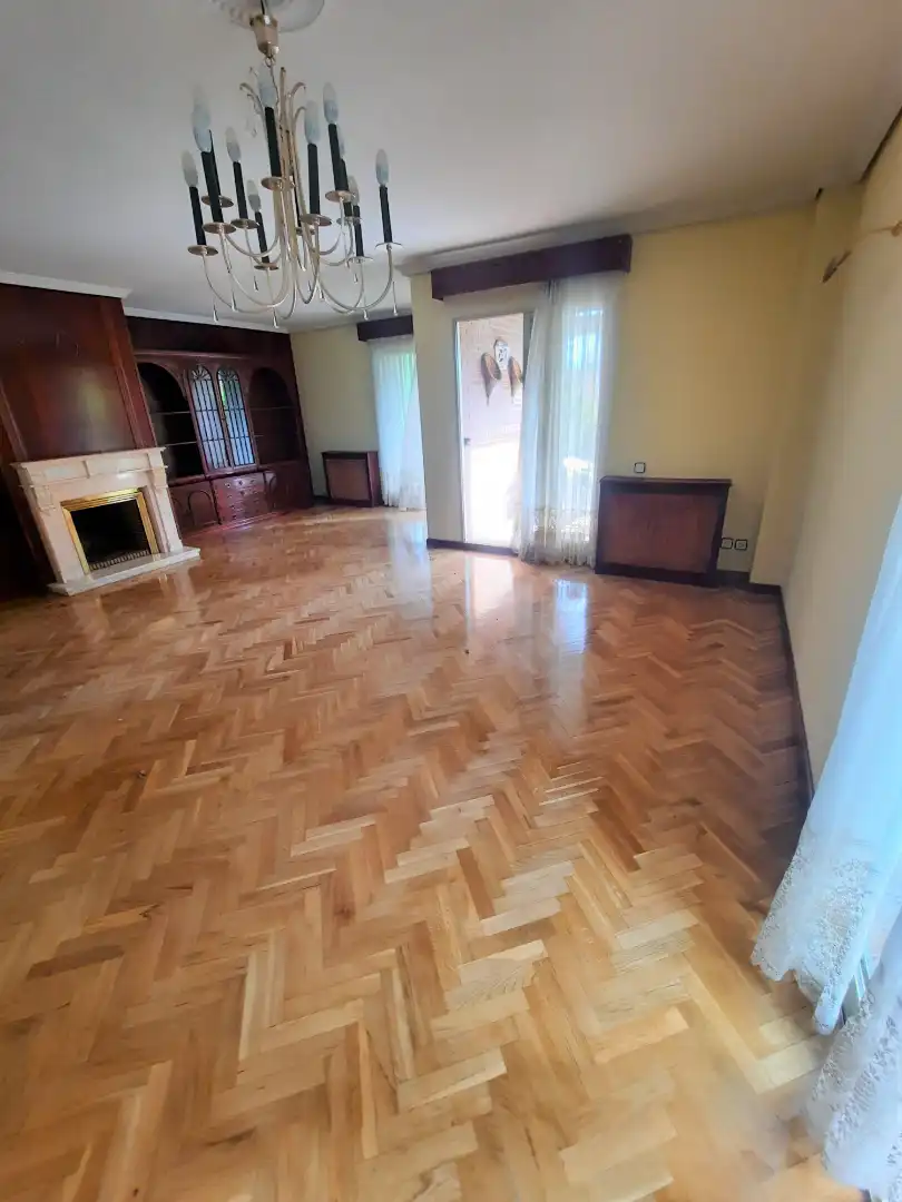 Sala d'estar de Casa adosada en venda en Las Rozas de Madrid amb Jardí privat, Parquet i Terrassa