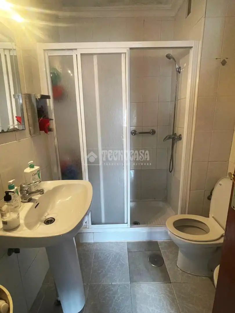 Bathroom of Flat for sale in Sevilla  with Air Conditioner and Balcony