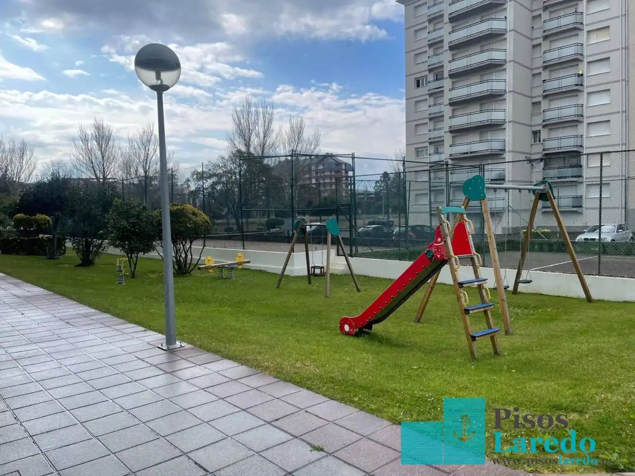 Aparcament de Pis en venda en Laredo amb Calefacció, Terrassa i Piscina comunitària