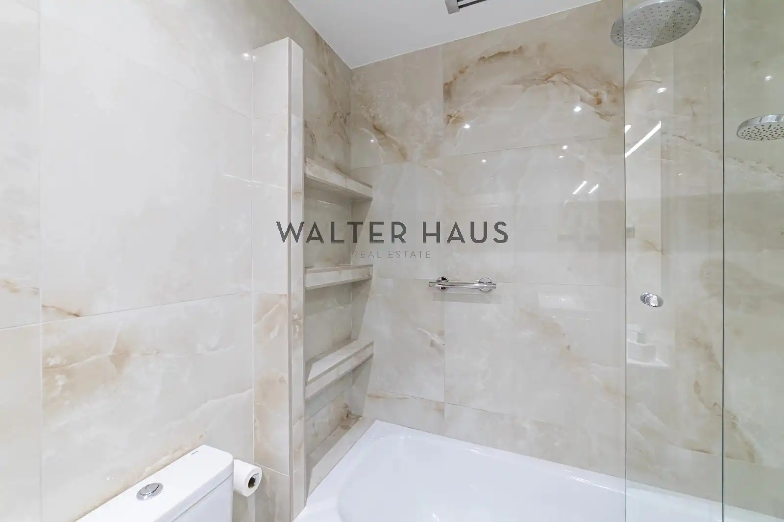 Bathroom of Flat for sale in Madrid  with Air Conditioner, Heating and Storage room
