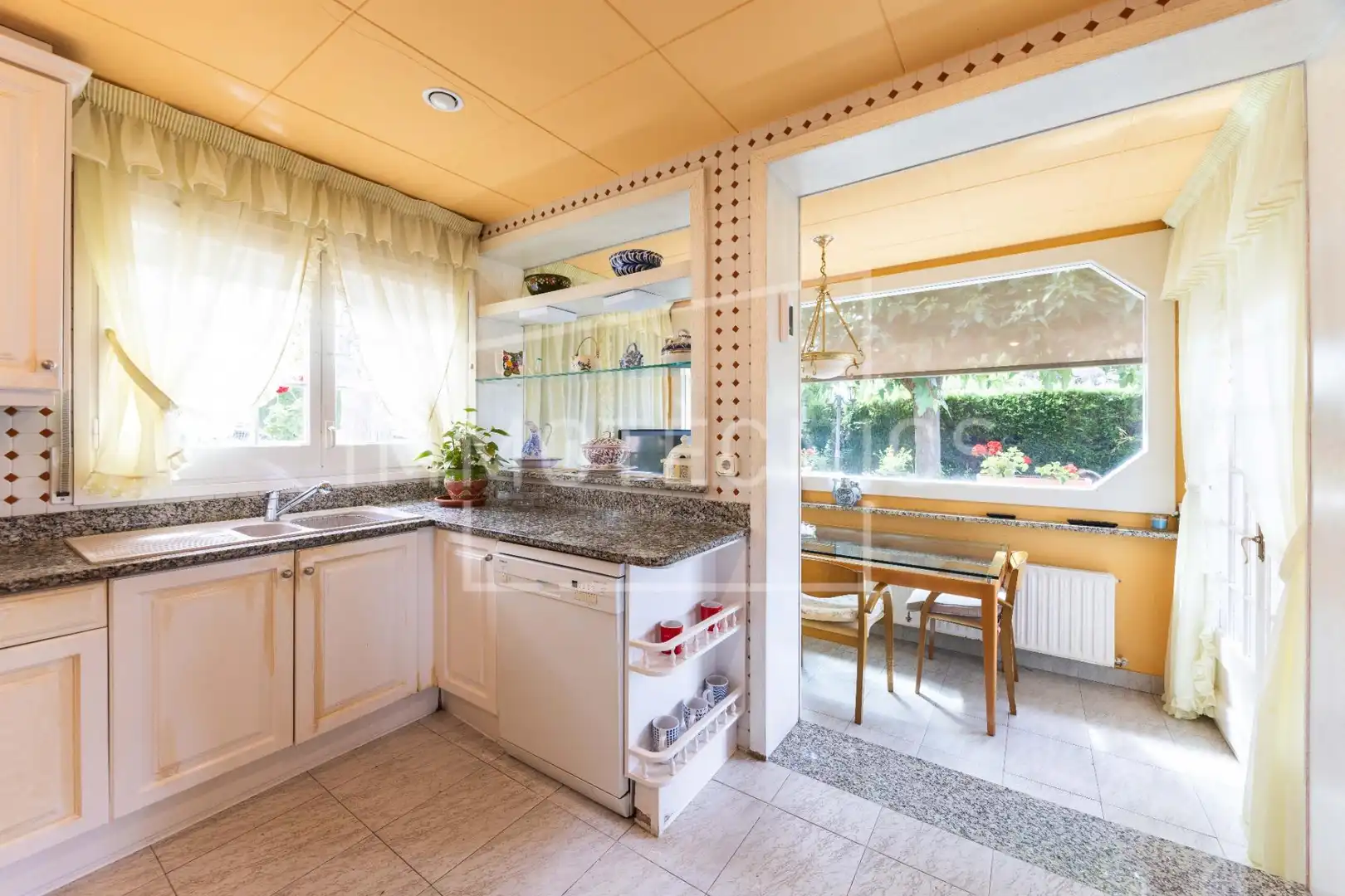 Cuina de Casa o xalet en venda en Canet de Mar amb Calefacció, Jardí privat i Terrassa