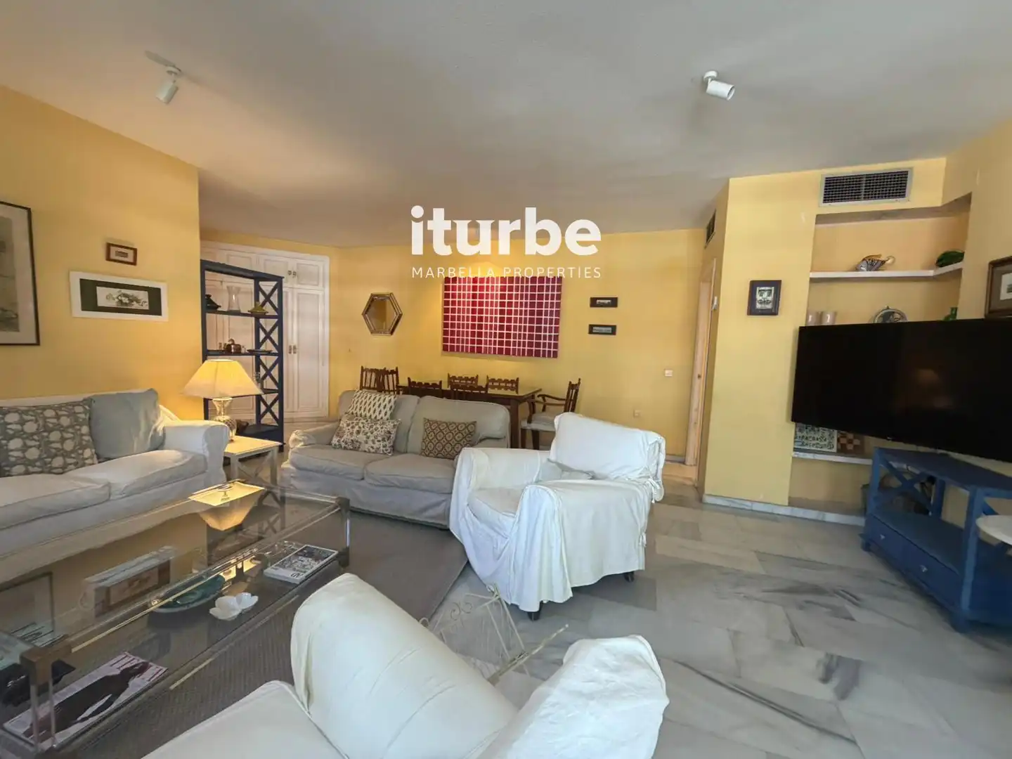 Vista exterior de Piso de alquiler en Marbella con Aire acondicionado, Terraza y Piscina