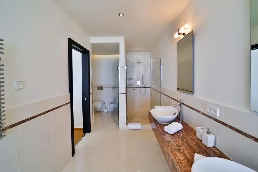 Baño de Casa o chalet de alquiler en Marbella con Aire acondicionado, Jardín privado y Terraza