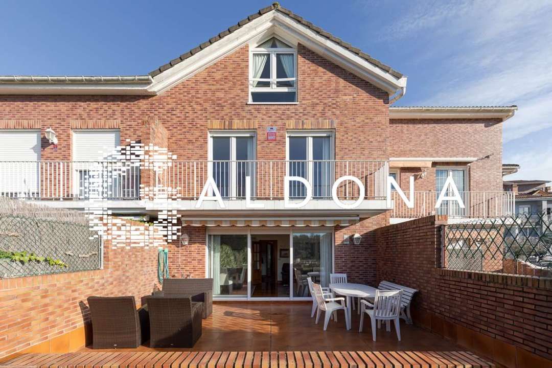 Vista exterior de Casa o xalet en venda en Donostia - San Sebastián  amb Calefacció, Jardí privat i Terrassa