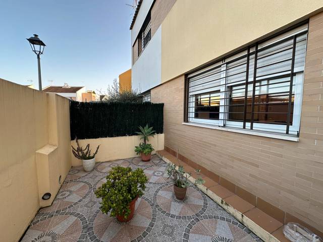 Casa adosada en Venta en Calle Donantes en Benacazón